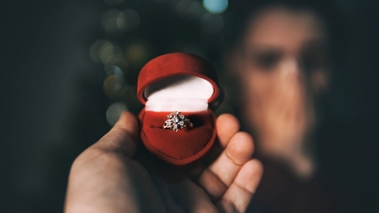 3 Ways To Figure Out The Ring Size Of Your Bride To Be Without Her Knowing
